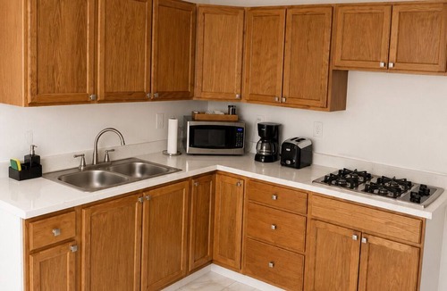 Sunrise Manor House | Peaceful Studio Full Kitchen Prime Location