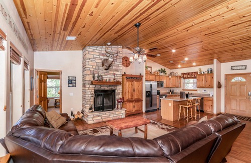 Show Low Cabin | PERFECT LOCATION! Walk to Nat Forest, Cozy & Cute, 4 Bedroom, Arcade + Vending