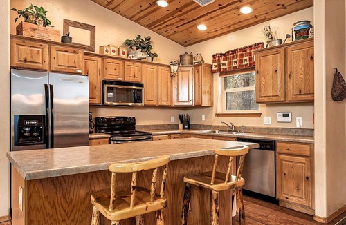 Show Low Cabin | PERFECT LOCATION! Walk to Nat Forest, Cozy & Cute, 4 Bedroom, Arcade + Vending
