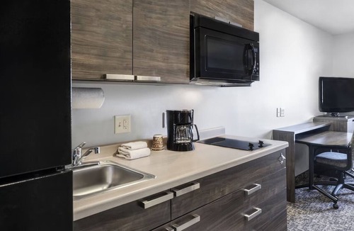 Sundance Hotel | Pet-Friendly 2-Queen Stay | Full Kitchen | 2.7 mi to Skyline Regional Park