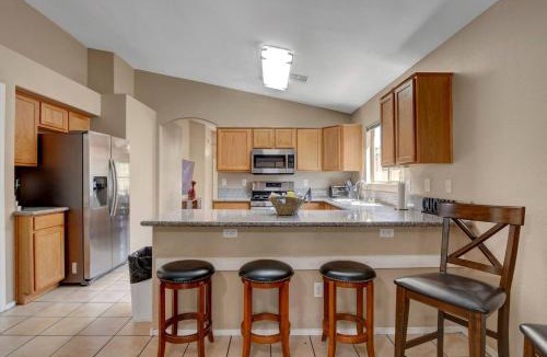 Coral Hills House | Pet-Friendly 3B Vegas Rental Sleeps 8 Families, Groups & Nurses Wellcome!