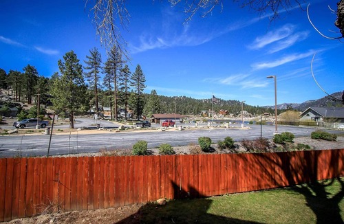 Boulder Bay Condo | Pet-Friendly Big Bear Retreat w/Wood Fireplace, Spa & BBQ