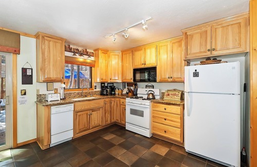 Fox Farm Cabin | PET FRIENDLY! Located in Fox Farm! Open concept! HOT TUB!