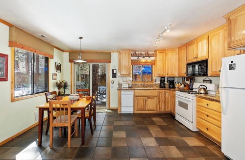 Fox Farm Cabin | PET FRIENDLY! Located in Fox Farm! Open concept! HOT TUB!