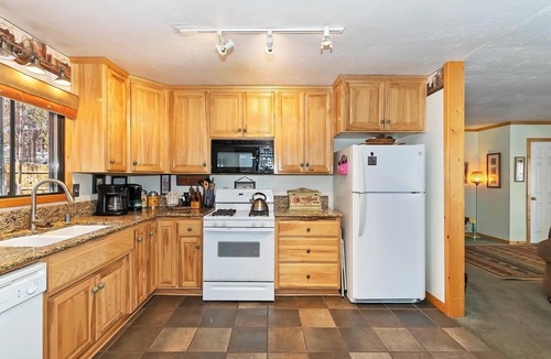 Fox Farm Cabin | PET FRIENDLY! Located in Fox Farm! Open concept! HOT TUB!