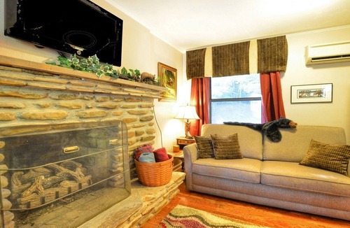 Almond House | Pet Friendly! Rustic Ridge Retreat
