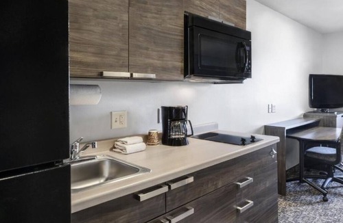 Plainfield Hotel | Pet-Friendly Space w/Full Kitchen for Convenient Extended Stays