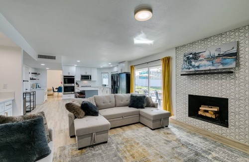 Paradise House | PIckleball, Pool & Hot Tub Near the Strip