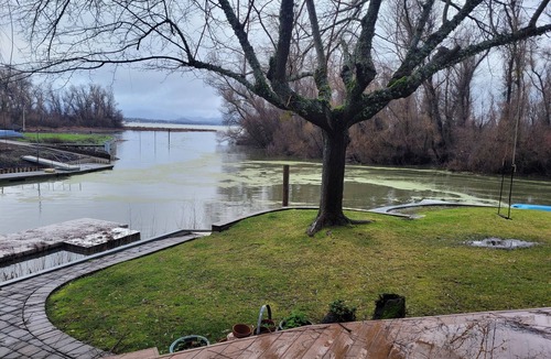 Lakeport House | Picturesque sunset views perfect for couples, families and fishermen