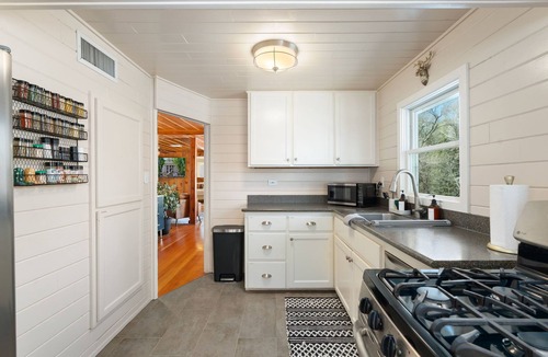 Mountain Club Cabin | Pines near Courthouse/3 King Bedrooms/fully fenced yard