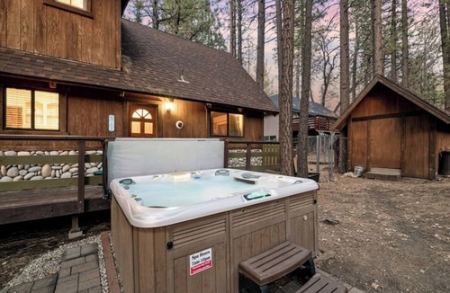 Summit Estates Cabin | PINESHIRE -Cozy 3-bedroom cabin in Big Bear Lake -WALK to Snow Summit -HOT TUB!