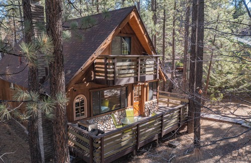 Summit Estates Cabin | PINESHIRE -Cozy 3-bedroom cabin in Big Bear Lake -WALK to Snow Summit -HOT TUB!