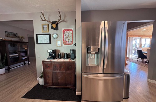 Swiss Manor House | Ponderosa Lodge - Sleeps 13 - 5 Bedrooms - 3 Bathrooms