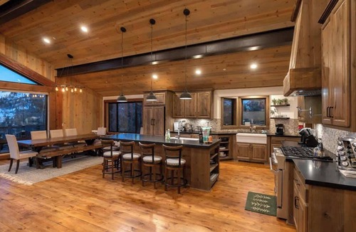 Upper Moonridge House | Ponderosa Peak. Games. Views. BBQ. Hammock.