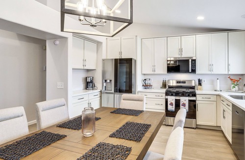Sunrise Manor House | Poolside Chills, Hiking Thrills! Las Vegas Retreat