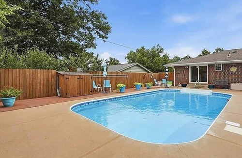 Stillwater House | Poolside Pokes