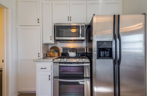 Eastern Malibu Apartment | Porpoise - Beachfront Penthouse on Dry Sandy Carbon Beach