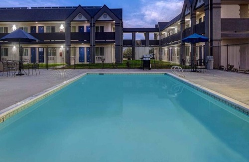 Buttonwillow Apartment | Premium Queen Bed|Pool|Free Parking