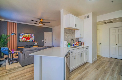 Glendale Sports and Entertainment District Apartment | Prime Location | Balcony, Pool, Gym, Parking, W/D