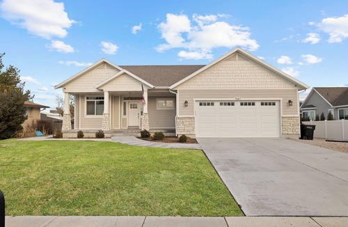 West Jordan House | Pristine & Fully Stocked Home, relax near outdoor adventures, airport & SLC