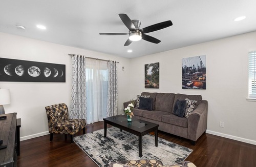Fresno House | Pristine Upgraded 3B/2Bth w Easy Access to US99