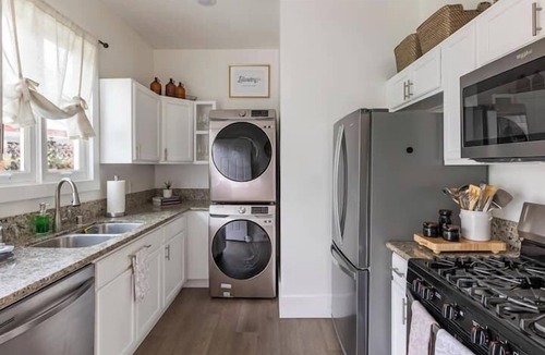 Sherman Heights Cottage | Private 2BR Downtown Retreat with Onsite Parking — Walk to Petco & Gaslamp