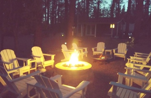 Payson Cabin | Private Cabin in the Pines– Indoor Jacuzzi, Fireplace, Kitchenette, Porch Swing.