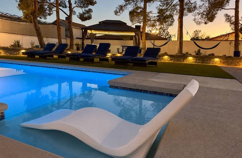 Paradise House | Private Pickleball Resort, Pool, Hot Tub, Gazebo, Fire Pit, Sleeps 10