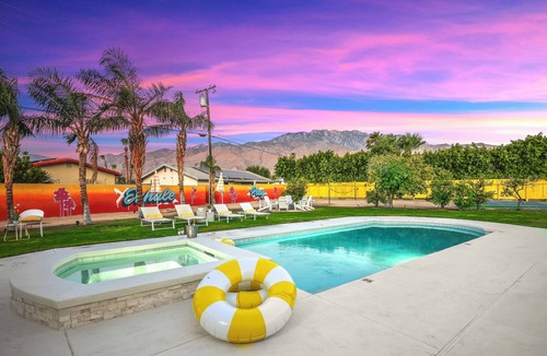 Racquet Club South Villa | Private Pickleball Court Villa Downtown +Volleyball Court/Bikes/Heated Pool/Spa