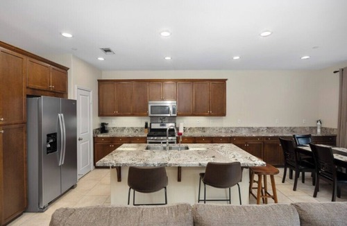 Greenacres House | Private Retreat Near River Walk, Marketplace, CSUB