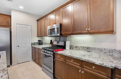 Greenacres House | Private Retreat Near River Walk, Marketplace, CSUB
