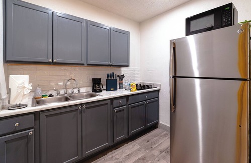Sunrise Manor Apartment | Private Tropical Studio, Luxury King Bed, Free Parking Near Freemont Street.