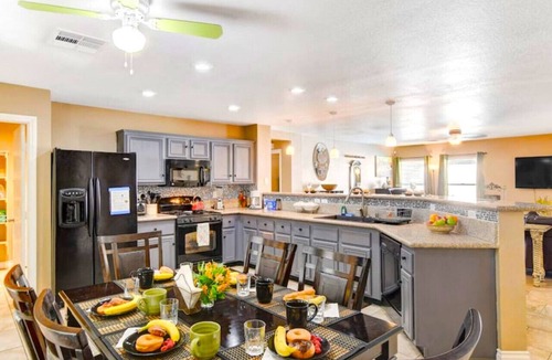 Sunrise Manor House | PrivatePOOL-6beds 3bedrms Kids ok,local gym $3/day