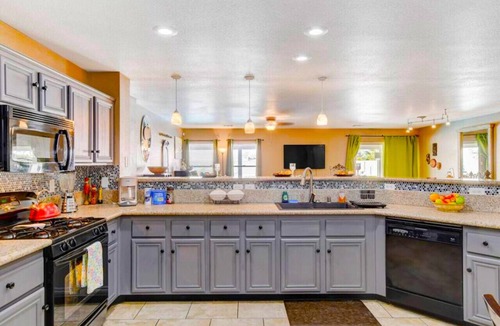 Sunrise Manor House | PrivatePOOL-6beds 3bedrms Kids ok,local gym $3/day