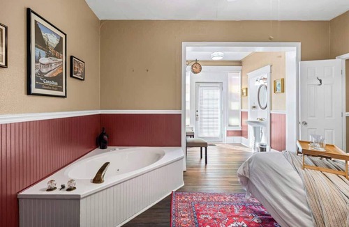 Downtown Historic District Bed & Breakfast | Pullman Room | Team Joseph Ellen
