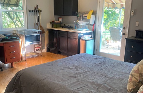 Valley Glen Bed & Breakfast | Quaint 1-bedroom bed & breakfast with AC in Los Angeles