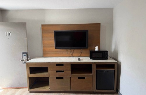 Lincoln Acres Apartment | Queen Bed Non-Smoking
