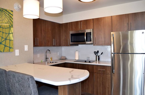 Red Deer Apartment | Queen Studio w/Kitchen | Daily Breakfast + Pool