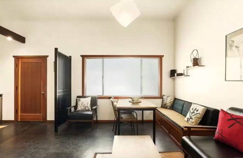 Brentwood Cottage | Quiet but Convenient Guesthouse in the heart of Brentwood. Backyard & amenities.