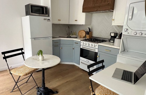 Valley Village Apartment | Quiet neighborhood in the heart of Los Angeles, minutes from theme parks!