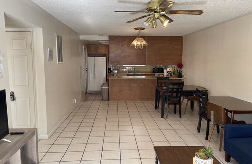 Chinatown House | R cozy two bedroom 2 bathroom close strip