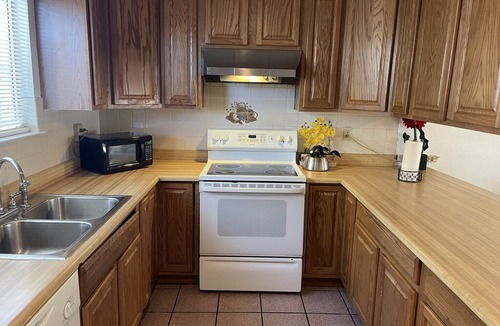 Chinatown House | R cozy two bedroom 2 bathroom close strip