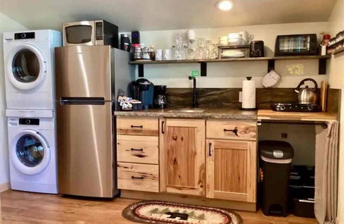 Big Bear Lake Cabin | “R” Hidden Gem💎CoZy&Romantic💋HotTub Hammocks Golf Bikes AC