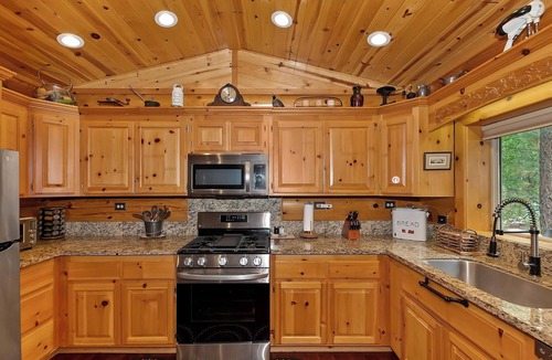 Summit Estates Cabin | Red Cloud Cottage: Luxury Log Cabin Walking Distance to Snow Summit! Hot Tub! Game Room! Pet Friendly! EV Charger!