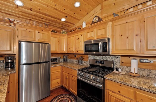 Summit Estates Cabin | Red Cloud Cottage: Luxury Log Cabin Walking Distance to Snow Summit! Hot Tub! Game Room! Pet Friendly! EV Charger!