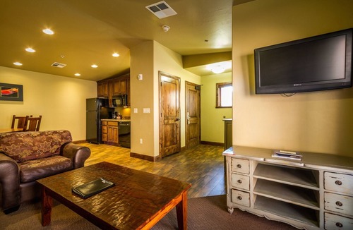 Zion National Park South Entrance Apartment | Red Rock Escape | 1 Unit | Steps from Zion National Park and Virgin River Trails