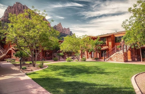Zion National Park South Entrance Apartment | Red Rock Escape | 1 Unit | Steps from Zion National Park and Virgin River Trails