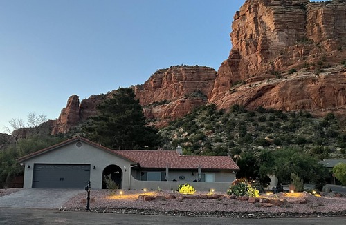 Oak Creek House | Red Rock/Mesa Views, No Stairs, Golf, Hike, Relax. EV Charger, Stocked Kitchen!