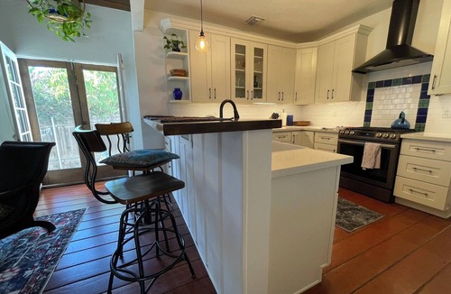 Eagle Rock House | Relaxing Retreat -3BR/2BA Walk to Restaurants, Cafés & Central to LA Attractions