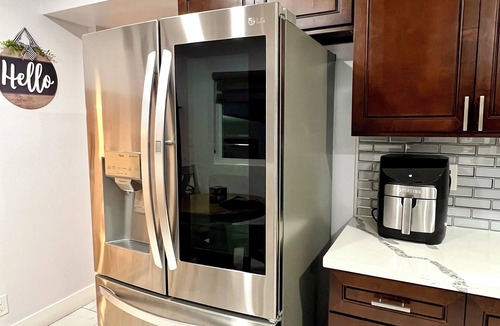 Las Vegas House | Remodeled; 8 min. to Strip; modern 4 BR 3 BA house; EV charging; 10,000 ft lot.